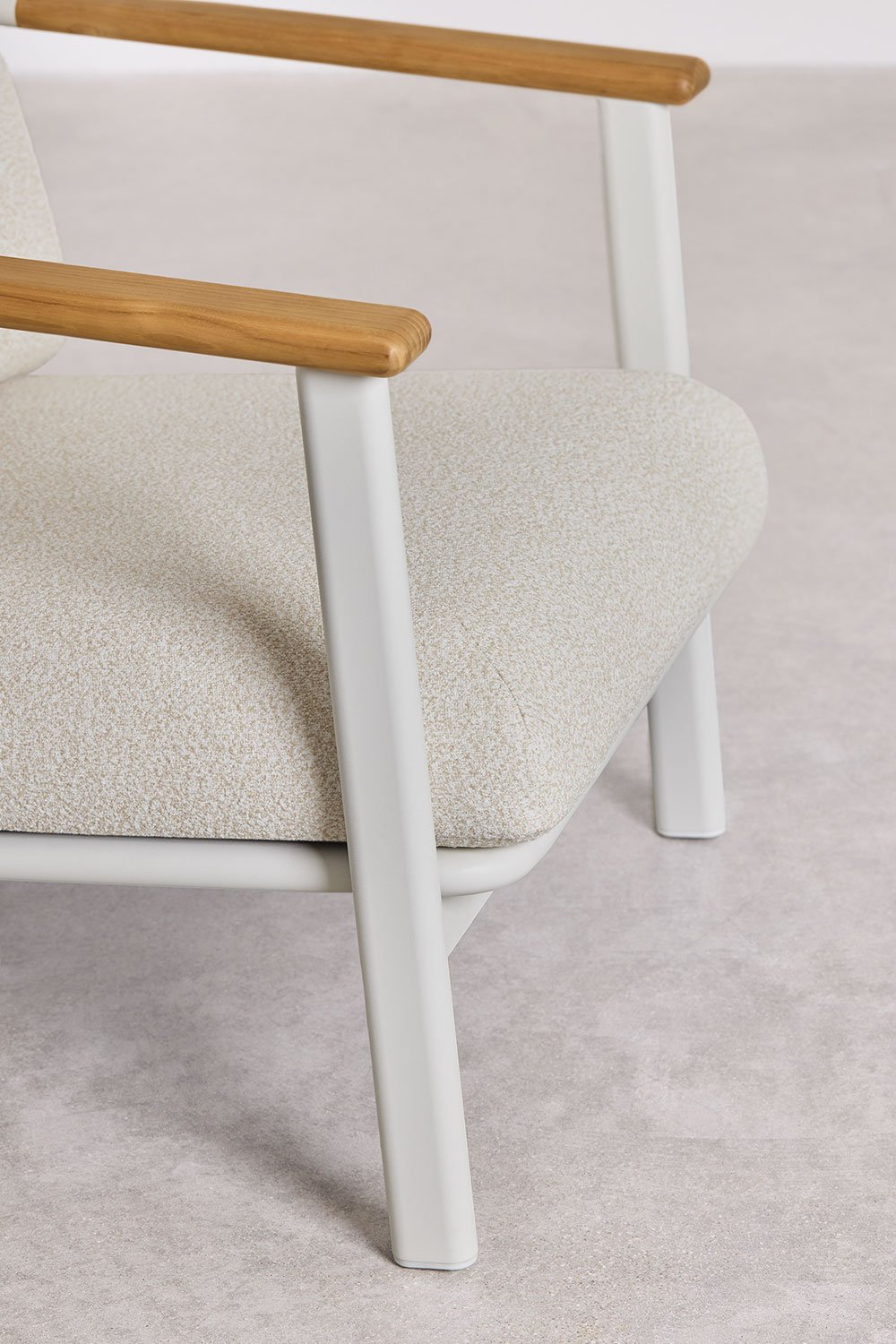 Poltrona Yervin in alluminio e tessuto bouclé