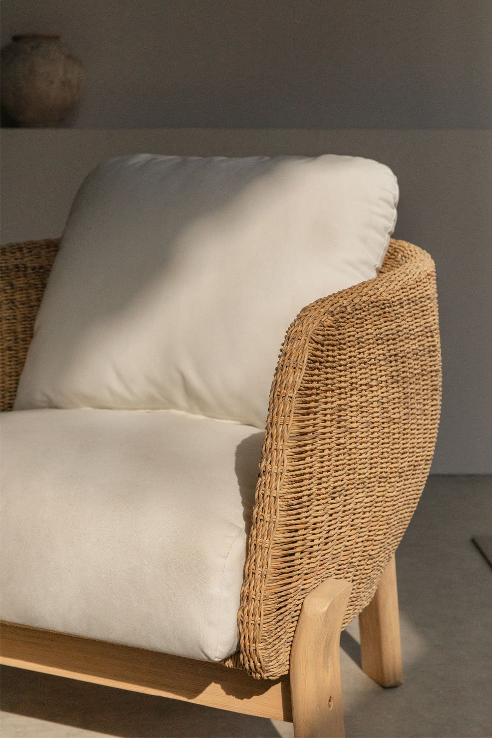 Poltrona Leilan in legno di acacia e rattan sintetico
