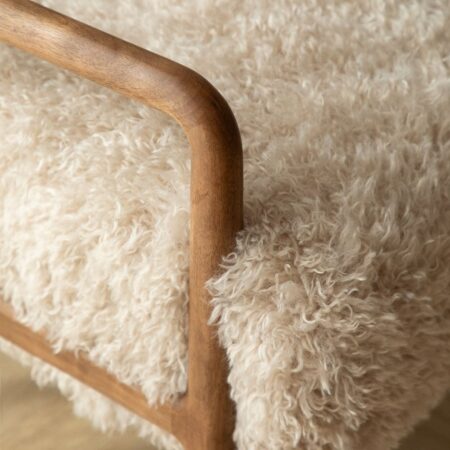 Poltrona in legno di caucciù e pelo sintetico Maylene