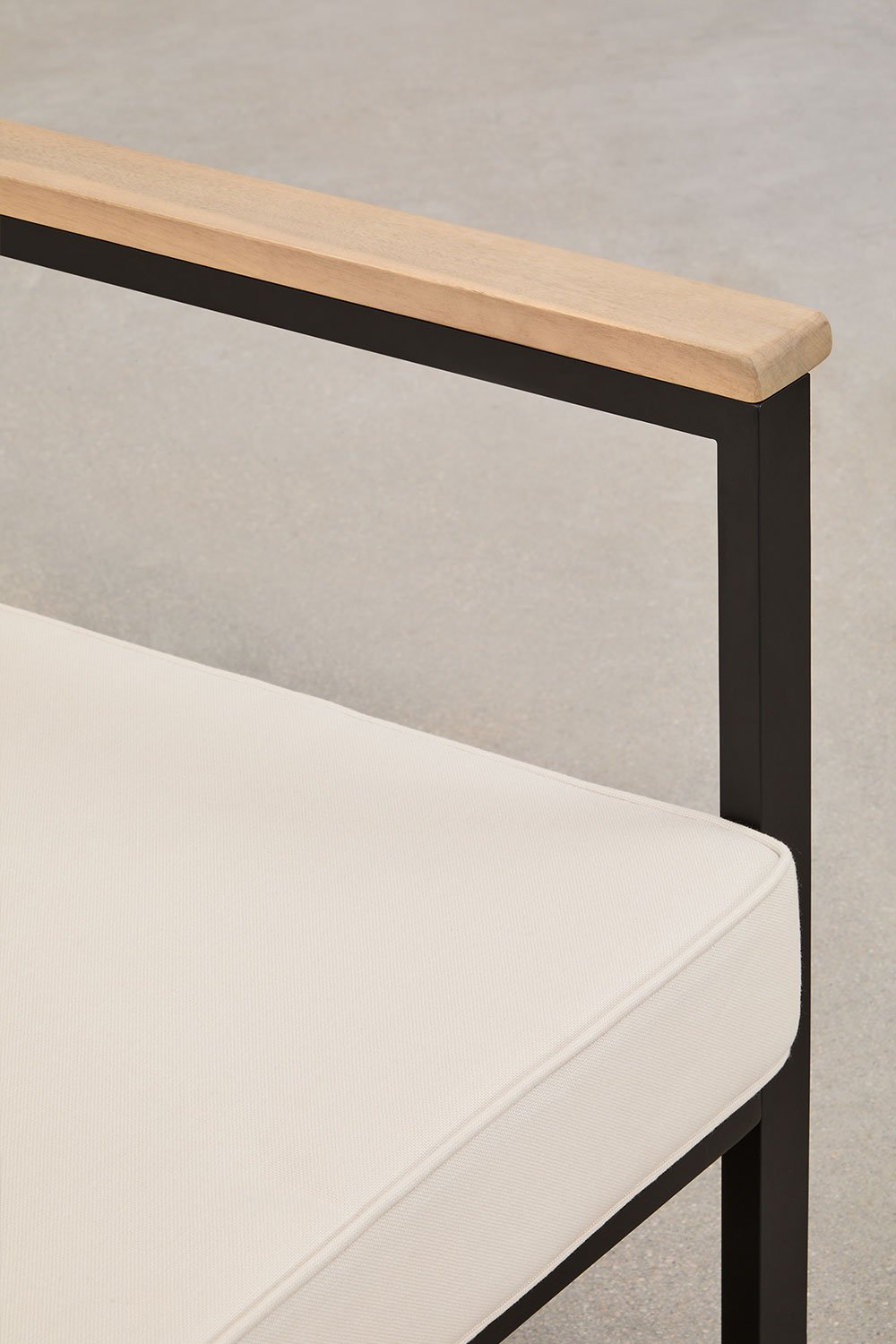 Poltrona Lipov in alluminio e legno di acacia