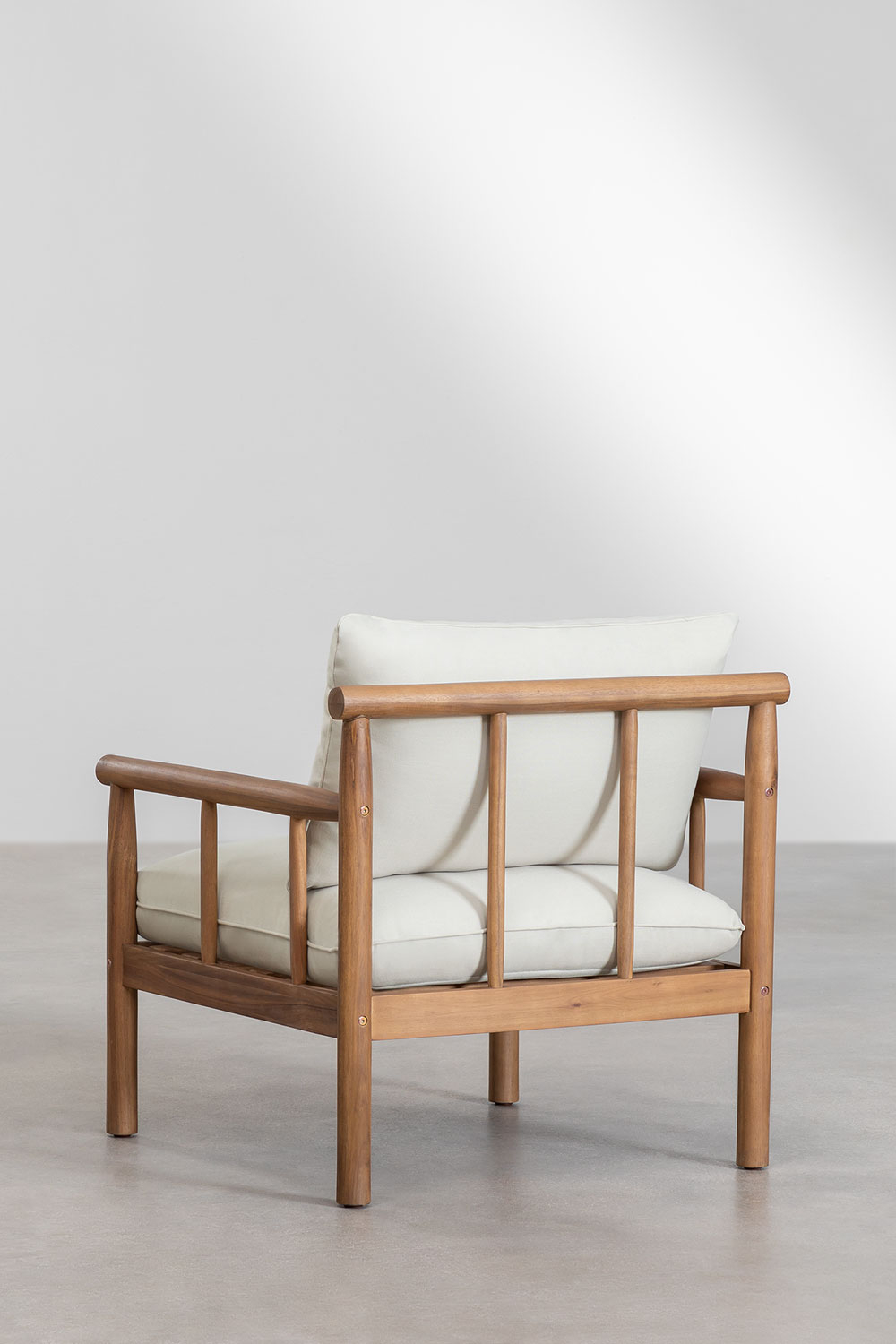 Poltrona in legno di acacia Melvin