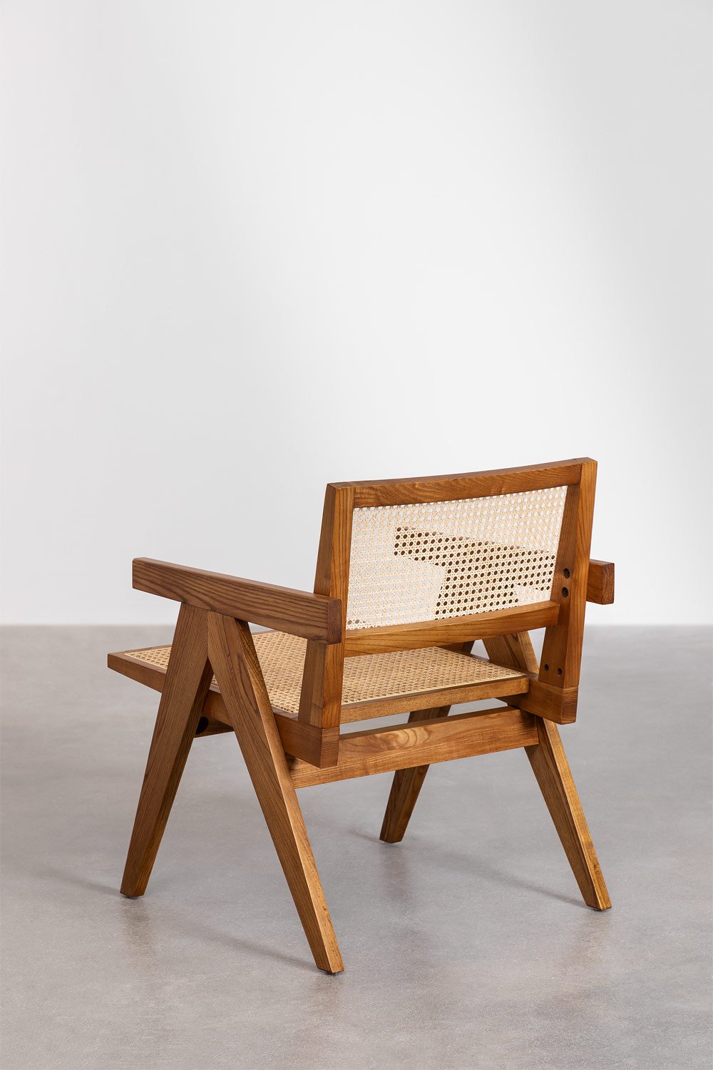 Poltrona Lali con braccioli in legno di frassino e rattan