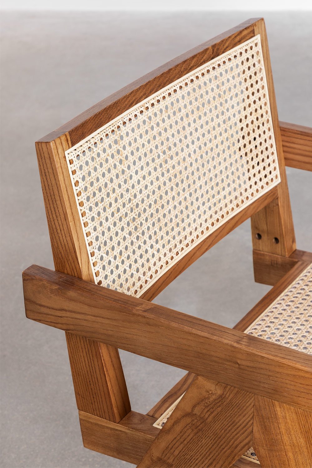 Poltrona Lali con braccioli in legno di frassino e rattan