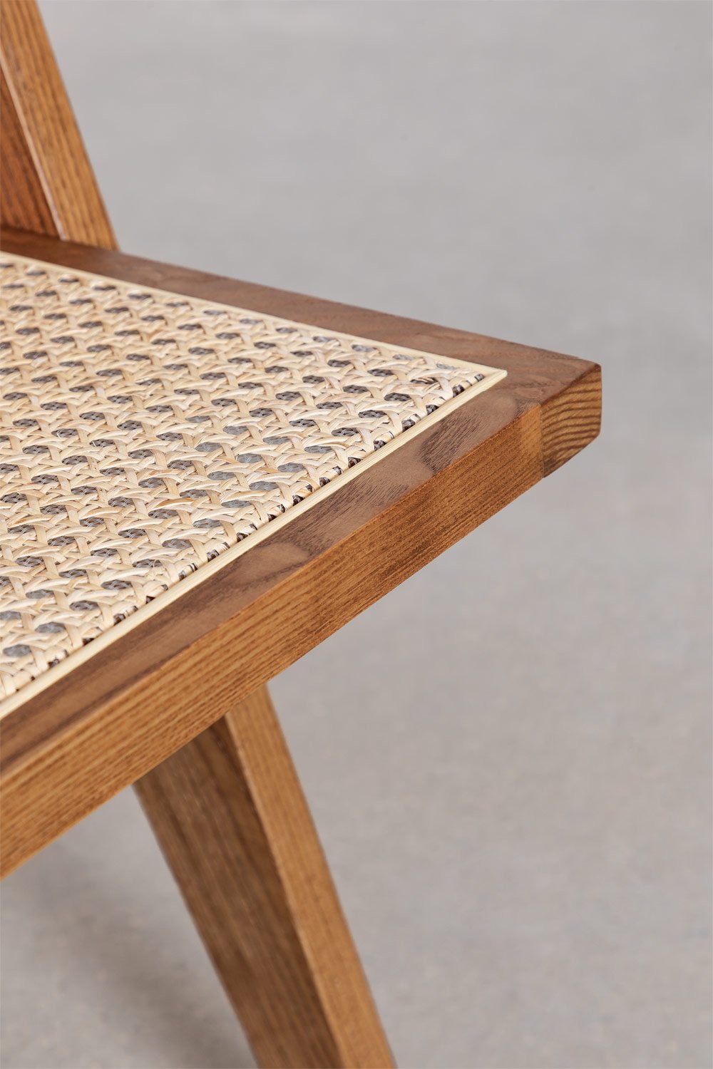 Poltrona Lali con braccioli in legno di frassino e rattan