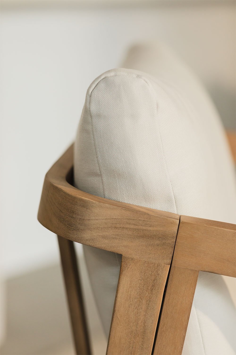 Poltrona in legno di acacia Kaela