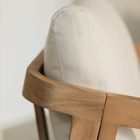 Poltroncina Kaela in legno di acacia