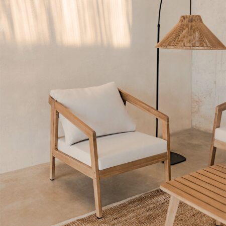 Poltroncina Kaela in legno di acacia