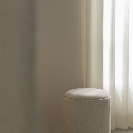 Pouf rotondo imbottito Berkeleni con vassoio e contenitore