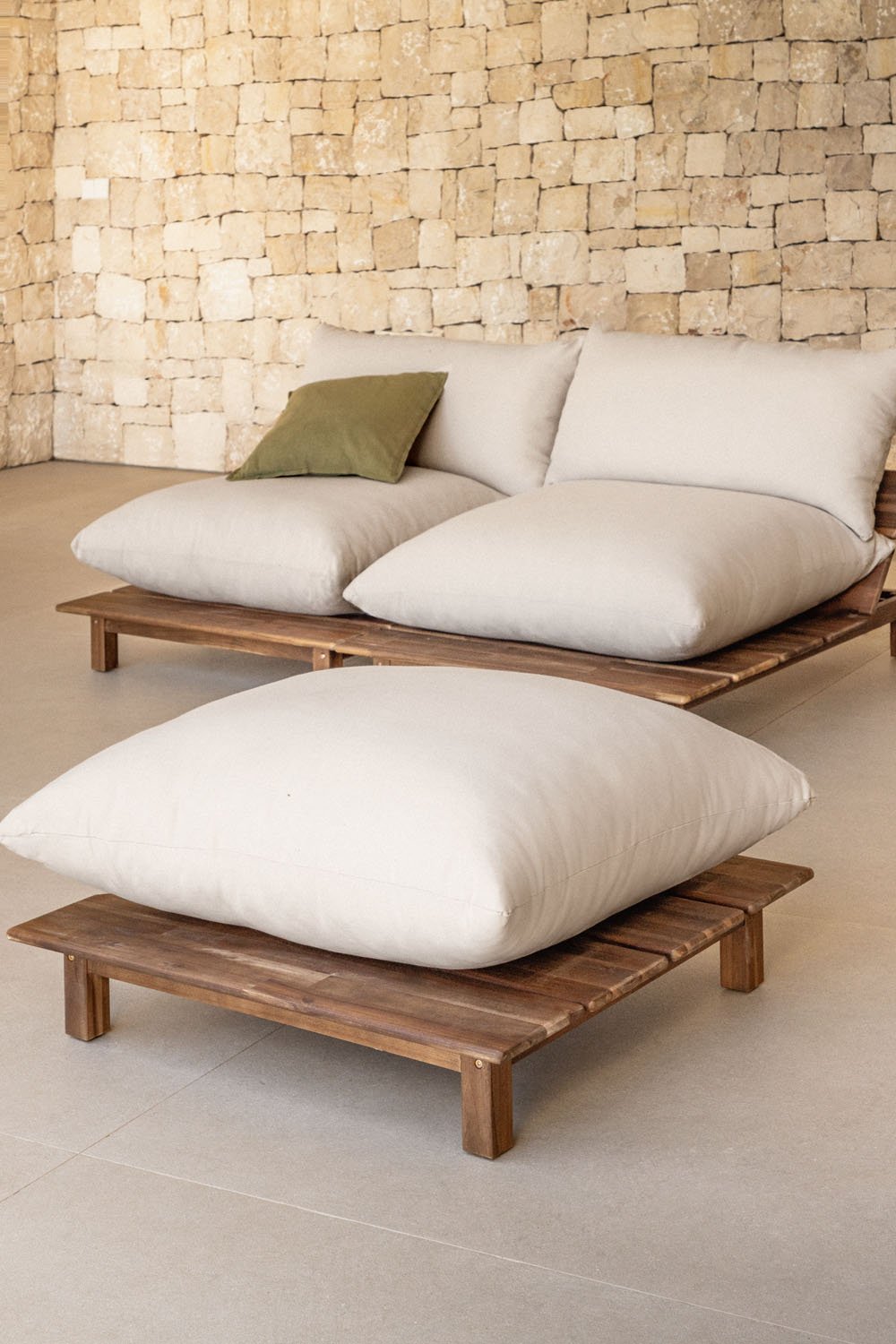 Pouf da giardino in legno di acacia Brina