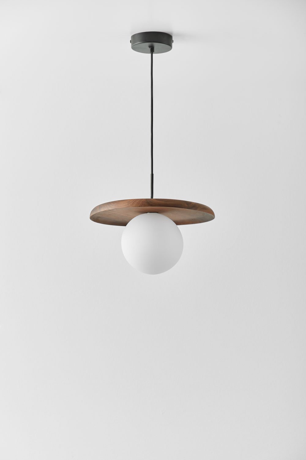 Lampada da soffitto Freidy in legno di acacia