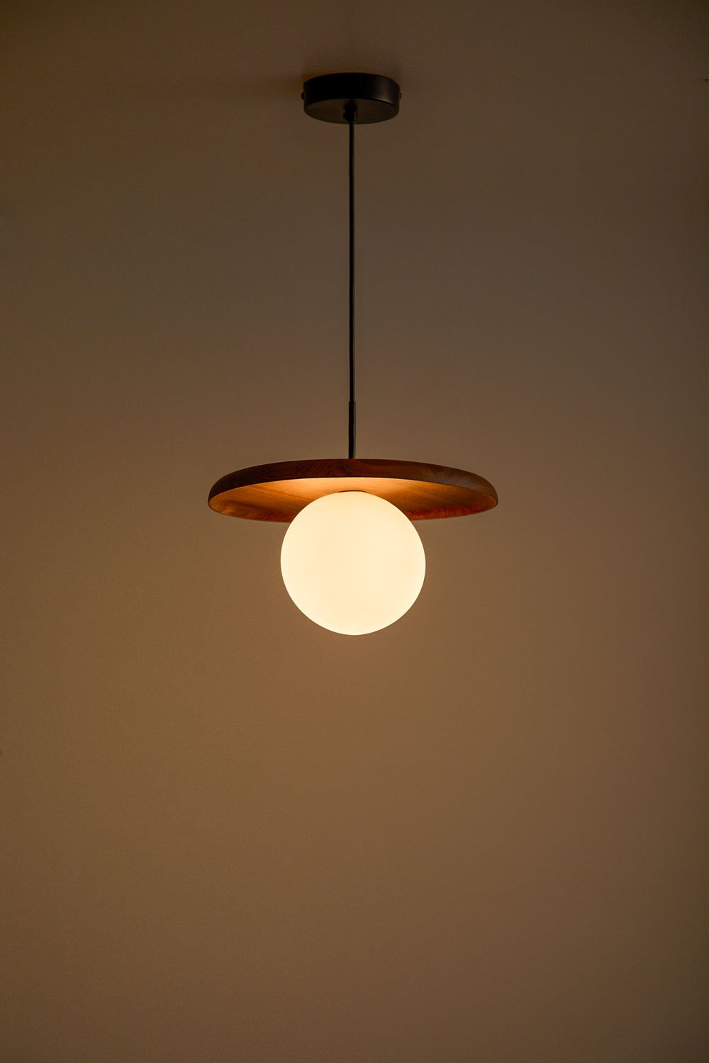 Lampada da soffitto Freidy in legno di acacia