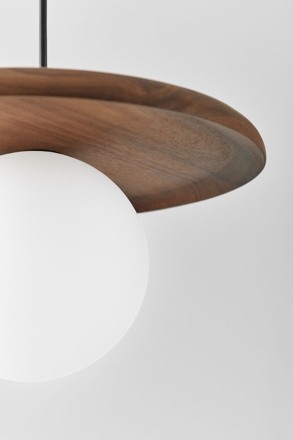 Lampada da soffitto Freidy in legno di acacia