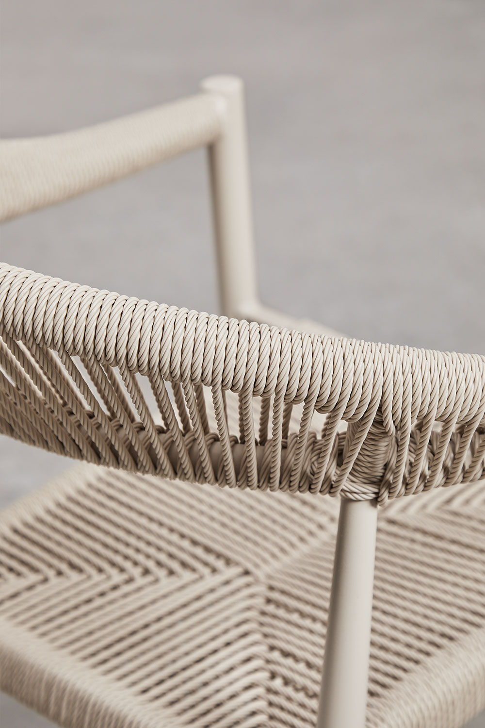 Sedia da giardino impilabile con braccioli in alluminio e rattan sintetico Amatria