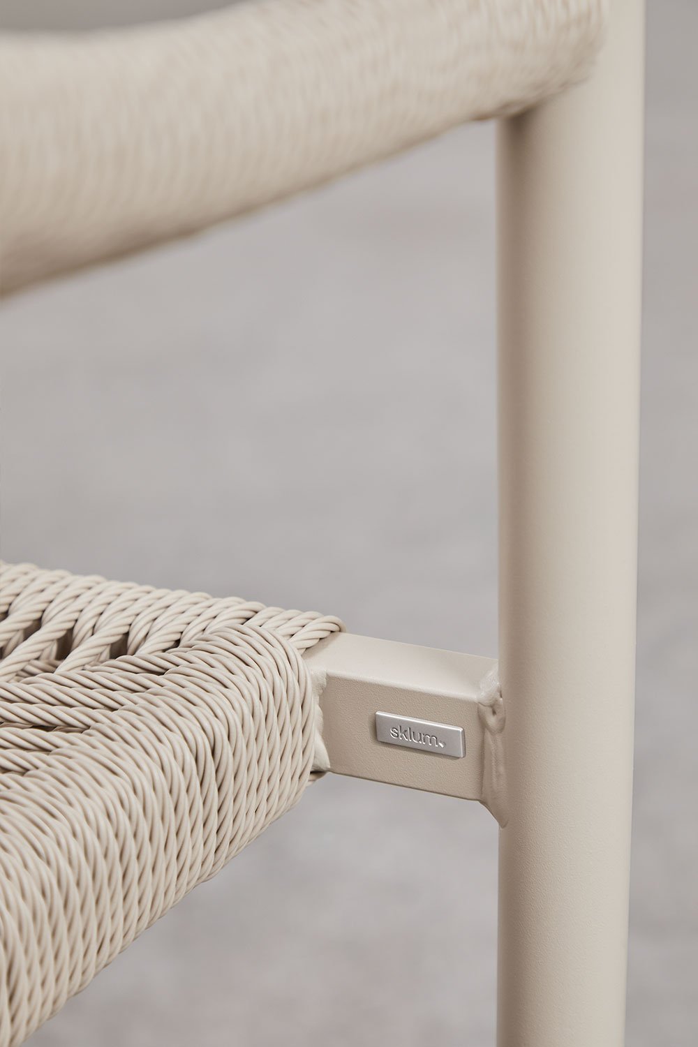 Sedia da giardino impilabile con braccioli in alluminio e rattan sintetico Amatria