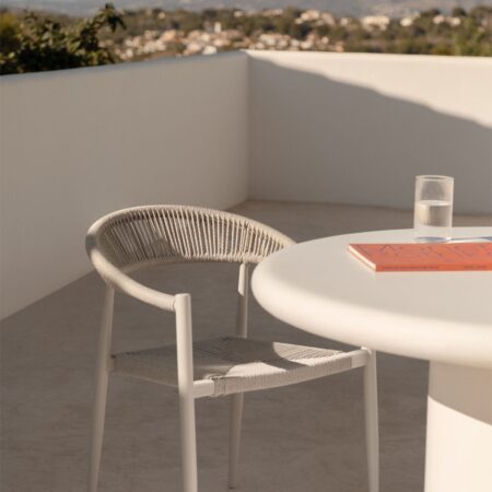 Sedia da giardino impilabile con braccioli in alluminio e rattan sintetico Amatria