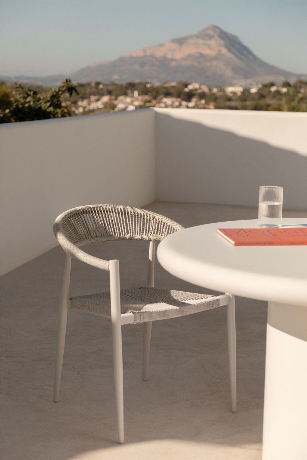 Sedia da giardino impilabile con braccioli in alluminio e rattan sintetico Amatria
