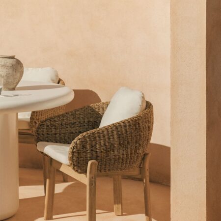 Sedia da giardino Leilan con braccioli in legno di acacia e rattan sintetico