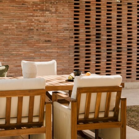 Sedia da giardino con braccioli in legno di acacia Nayely