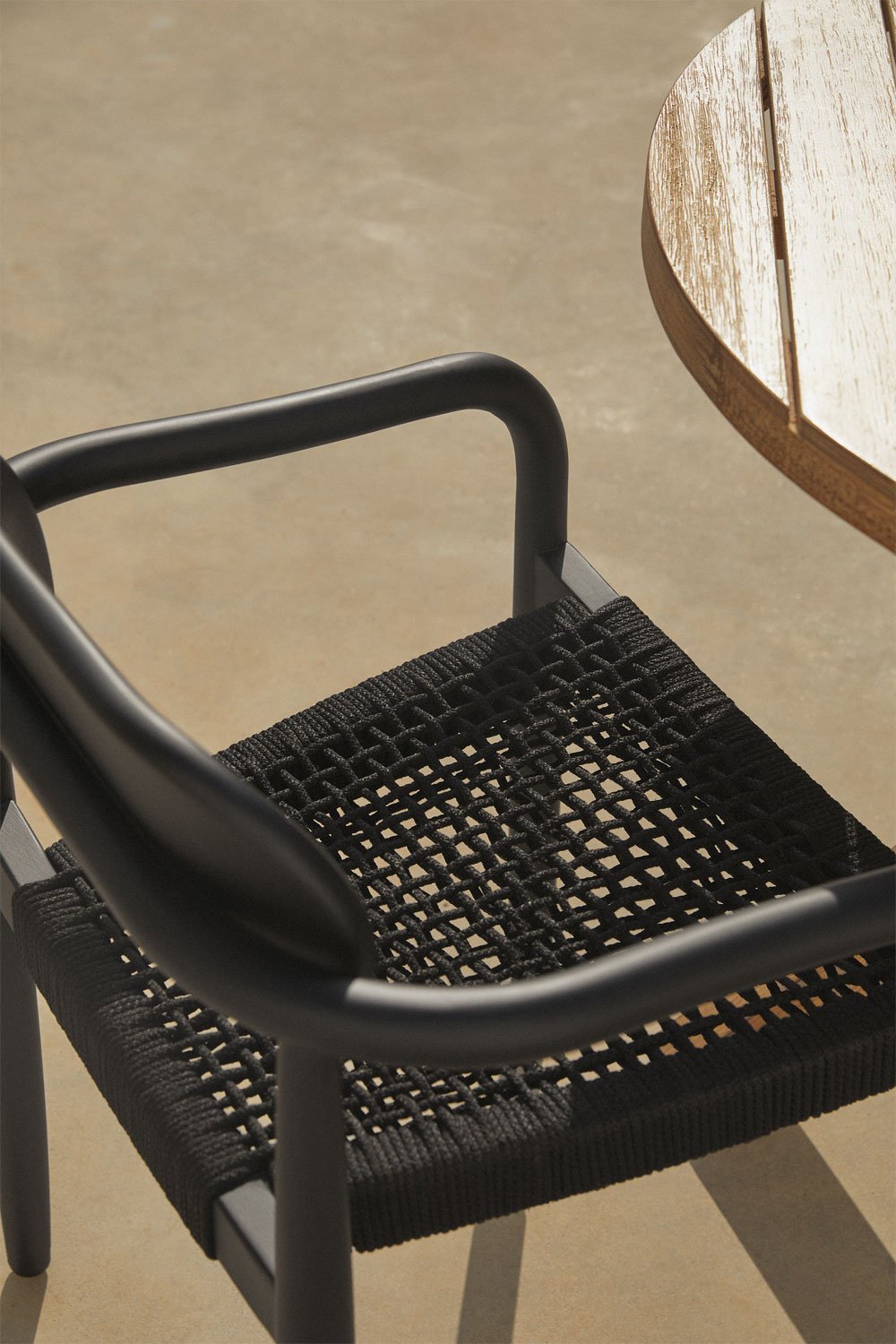Sedia da giardino vintage in legno Naele con braccioli