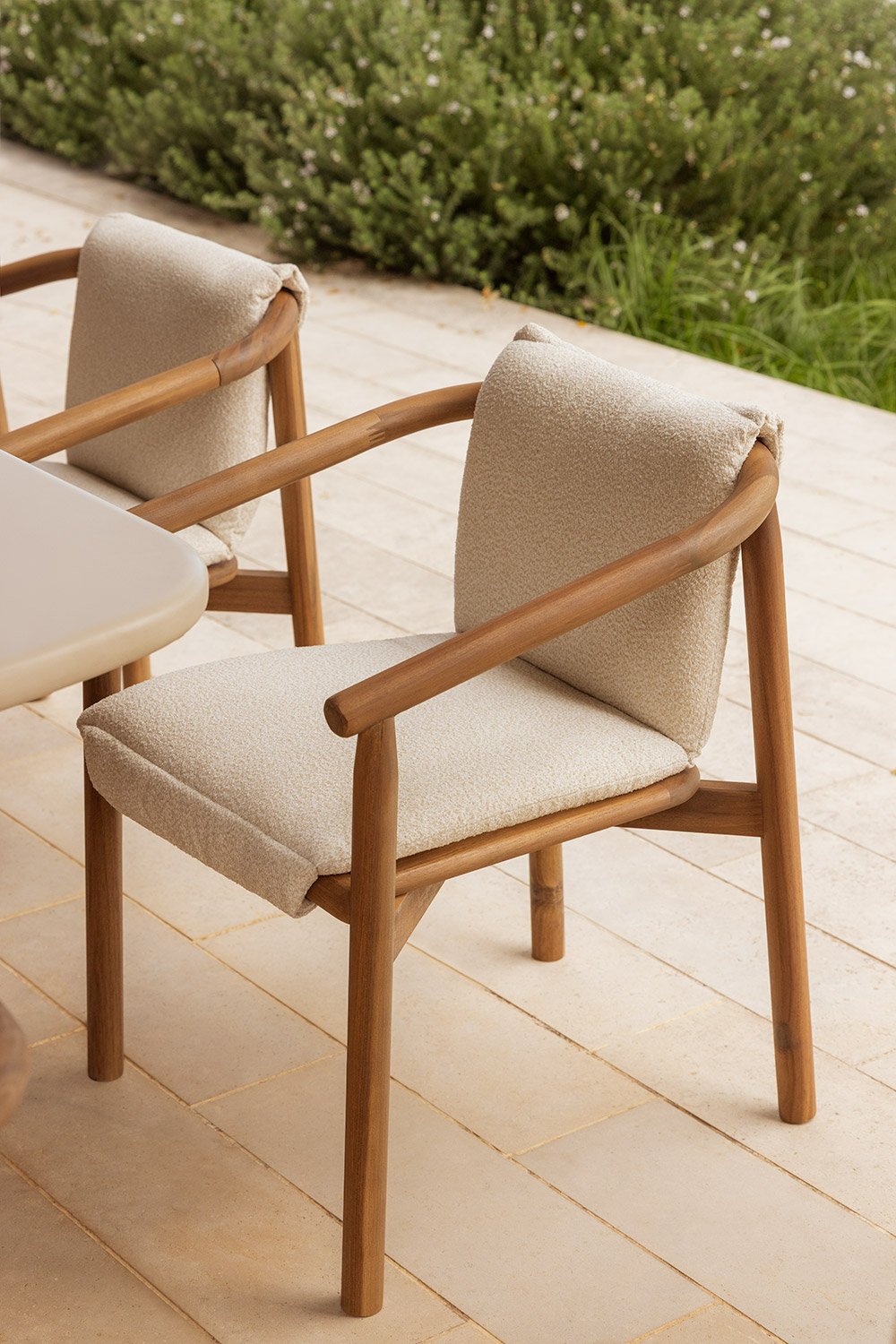 Sedia da giardino Elmina con braccioli in legno di acacia