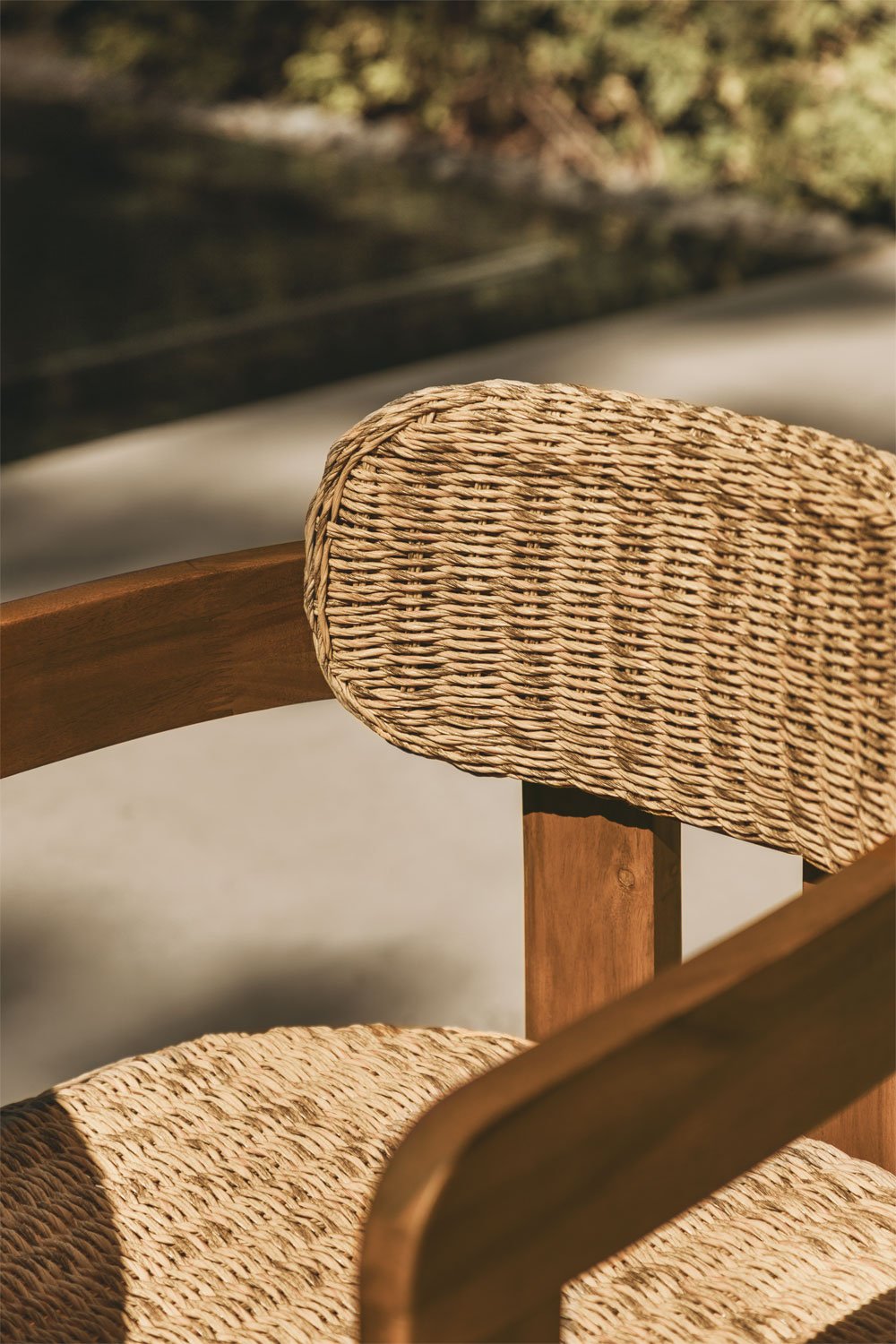 Sedia da giardino Ginara con braccioli in legno di acacia e rattan sintetico