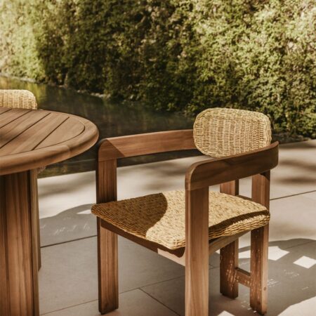 Sedia da giardino Ginara con braccioli in legno di acacia e rattan sintetico