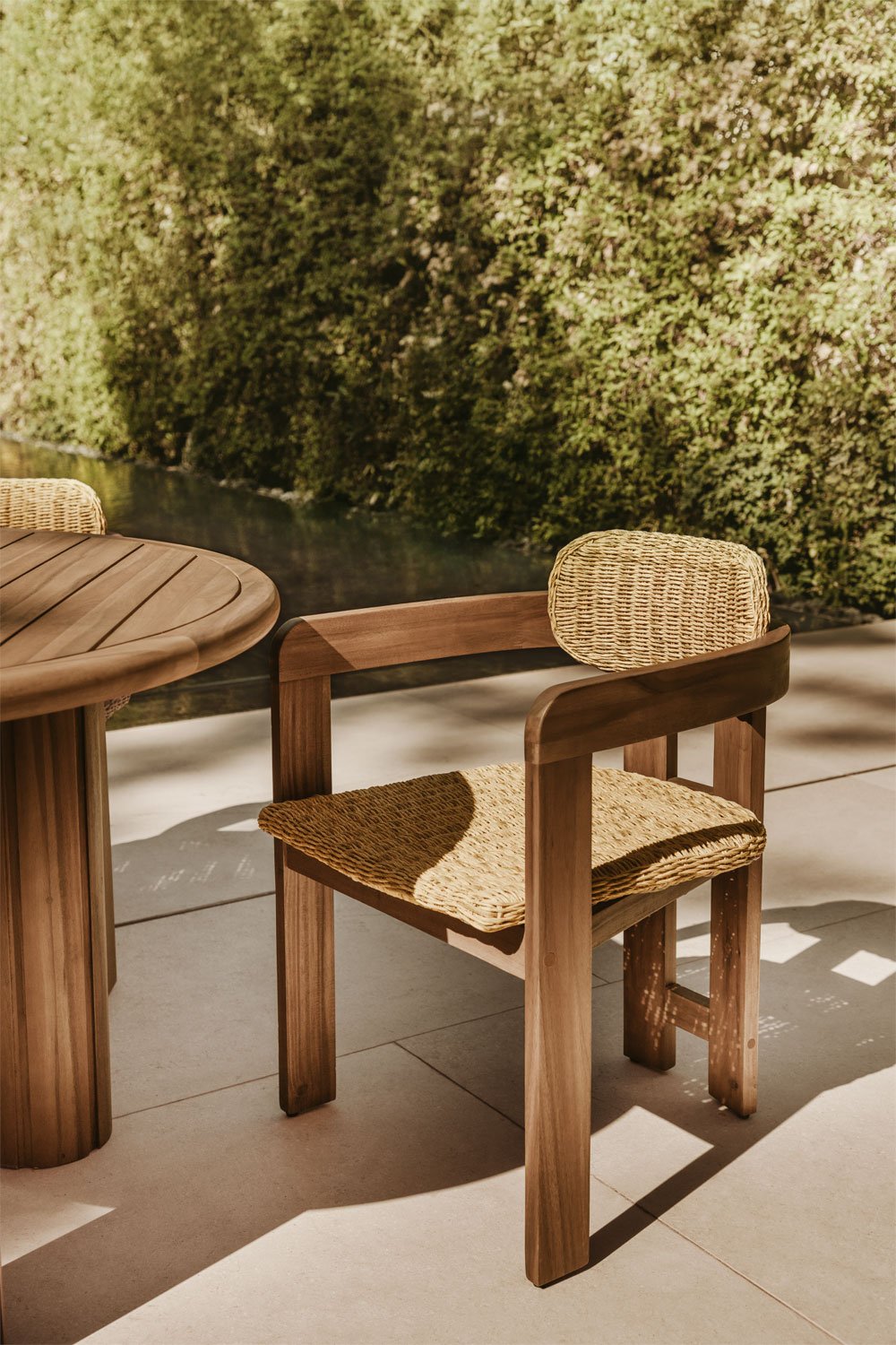 Sedia da giardino Ginara con braccioli in legno di acacia e rattan sintetico