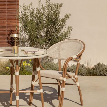 Sedia da giardino impilabile con braccioli in Textilene e alluminio Brielle Bistro