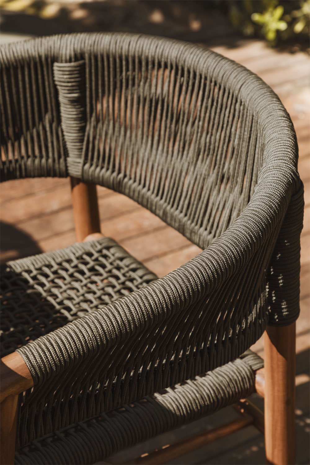 Sedia da giardino Tenay Classic con braccioli in legno di acacia e corda intrecciata