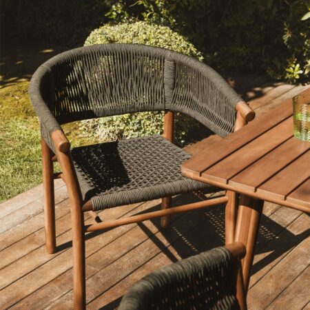 Sedia da giardino Tenay Classic con braccioli in legno di acacia e corda intrecciata