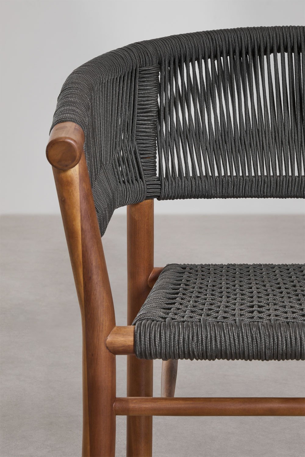 Sedia da giardino Tenay Classic con braccioli in legno di acacia e corda intrecciata