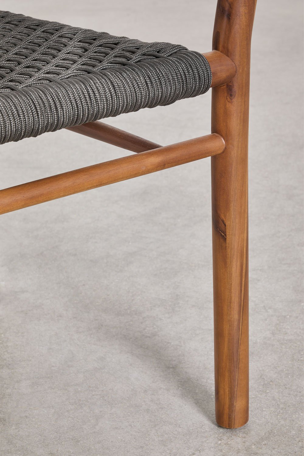 Sedia da giardino Tenay Classic con braccioli in legno di acacia e corda intrecciata