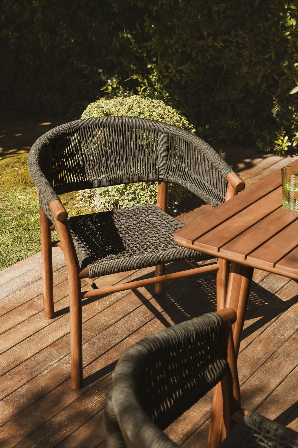 Sedia da giardino Tenay Classic con braccioli in legno di acacia e corda intrecciata