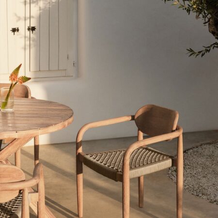 Sedia da giardino con braccioli in legno Naele