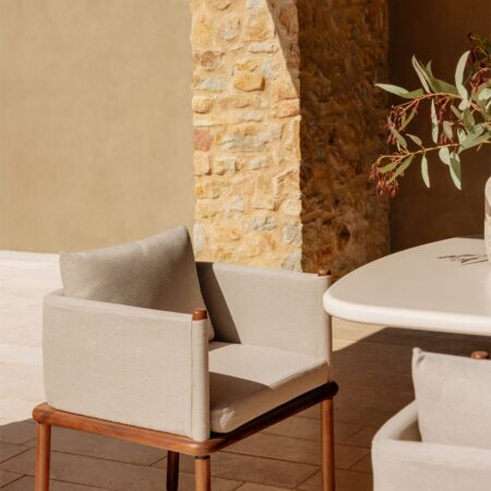 Sedia da giardino Olivia con braccioli in legno di acacia