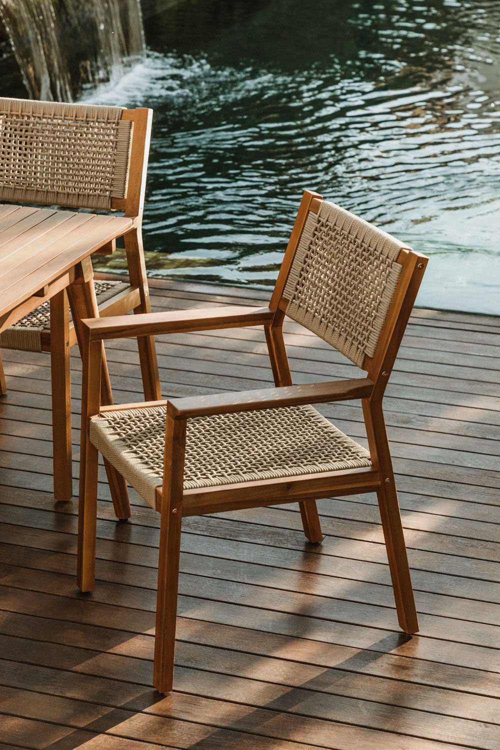 Sedia da giardino con braccioli in legno di acacia e corda intrecciata Tenay Square