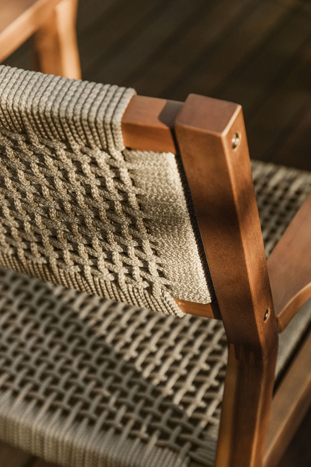 Sedia da giardino con braccioli in legno di acacia e corda intrecciata Tenay Square