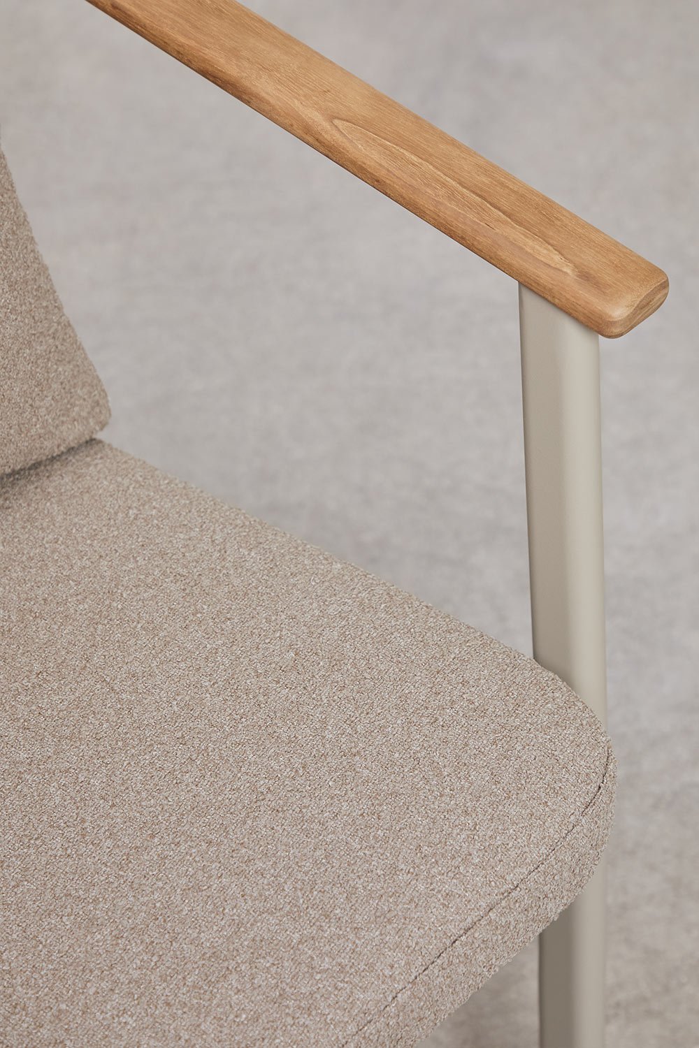 Sedia da pranzo Yervin con braccioli in alluminio e tessuto bouclé