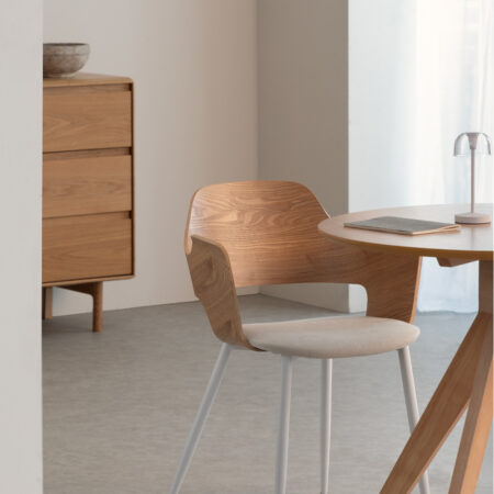 Sedia da pranzo con braccioli in legno imbottita Cezana