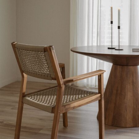 Sedia da pranzo quadrata in legno di acacia e corda intrecciata con braccioli Tenay Square