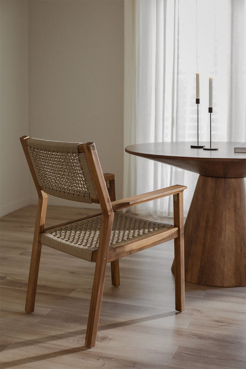 Sedia da pranzo quadrata in legno di acacia e corda intrecciata con braccioli Tenay Square