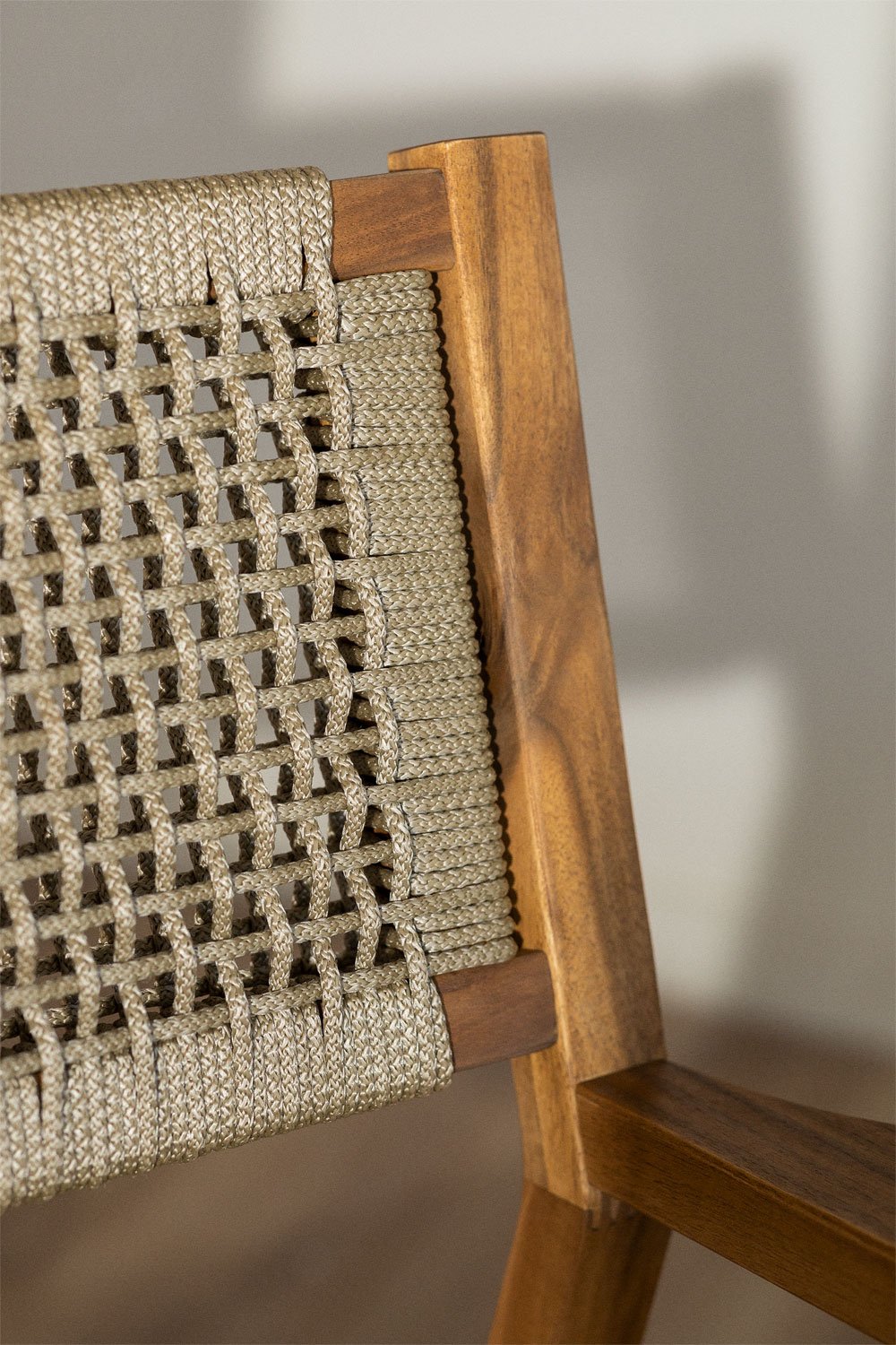 Sedia da pranzo quadrata in legno di acacia e corda intrecciata con braccioli Tenay Square