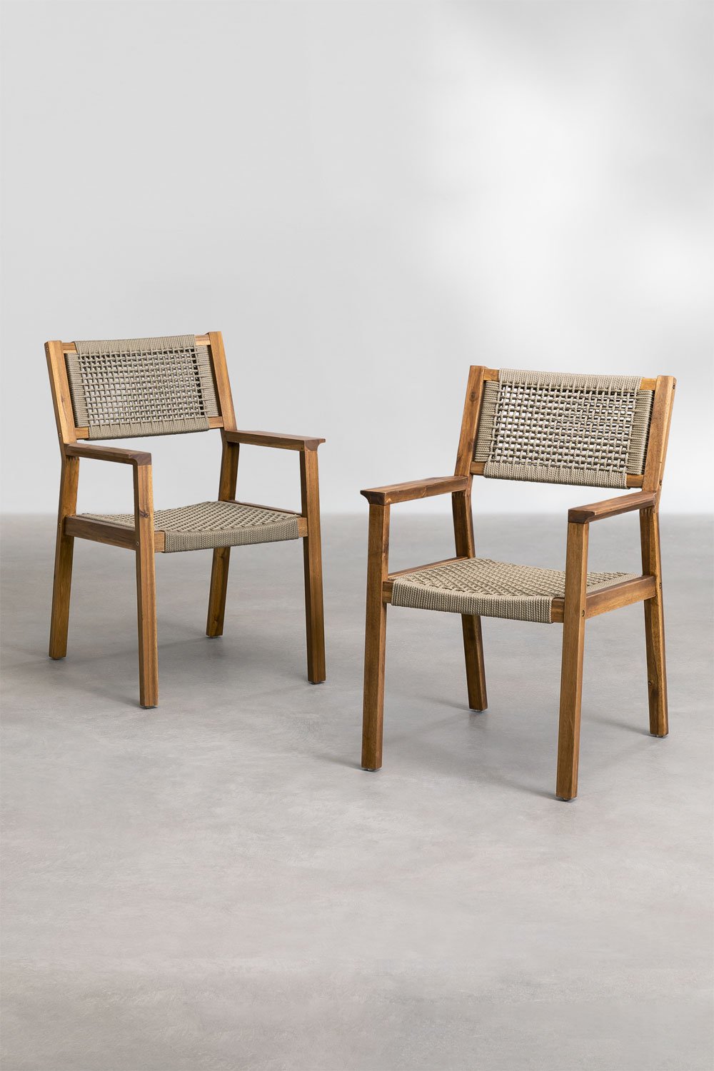 Sedia da pranzo quadrata in legno di acacia e corda intrecciata con braccioli Tenay Square