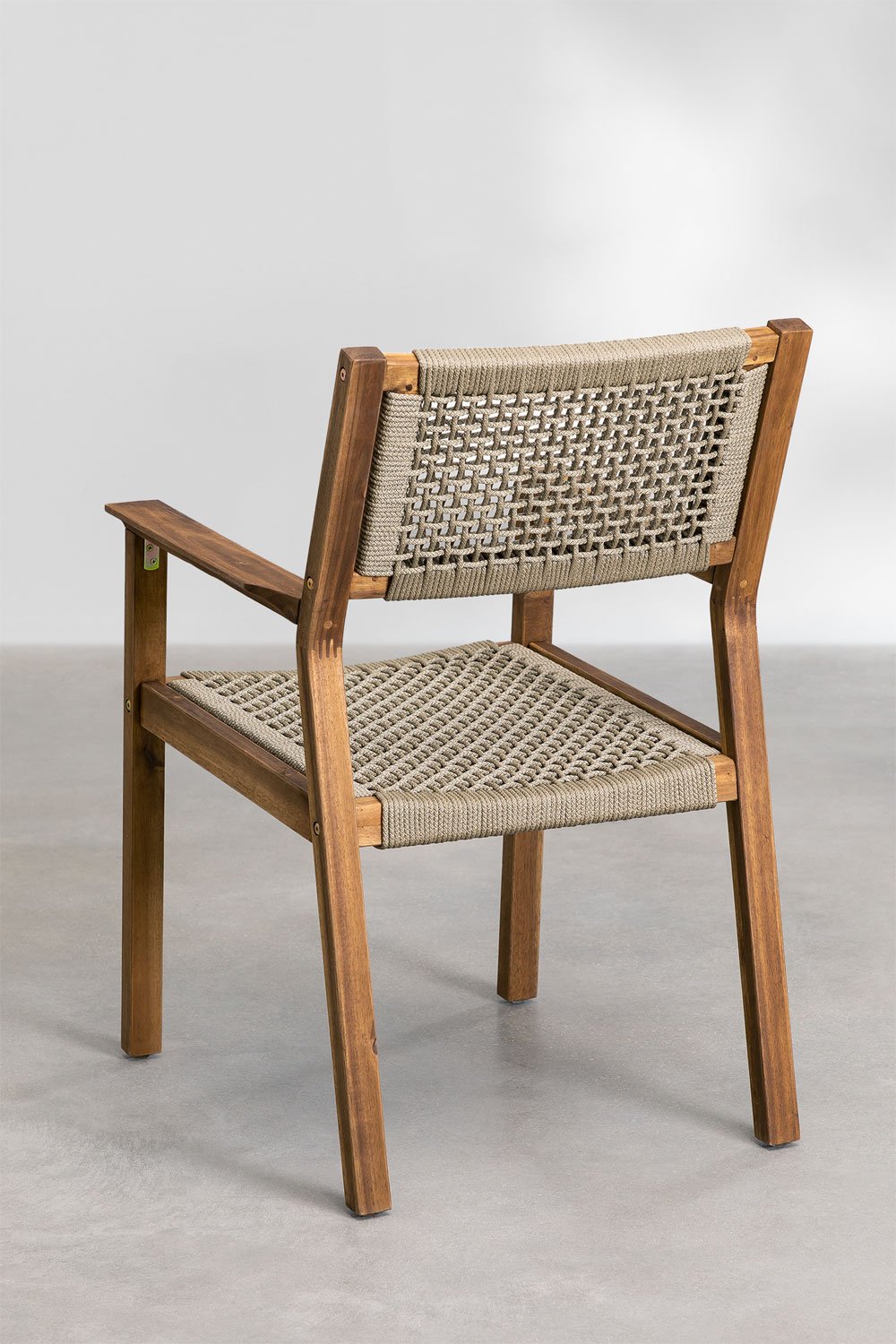 Sedia da pranzo quadrata in legno di acacia e corda intrecciata con braccioli Tenay Square