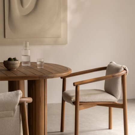 Sedia da pranzo Elmina in legno di acacia con braccioli