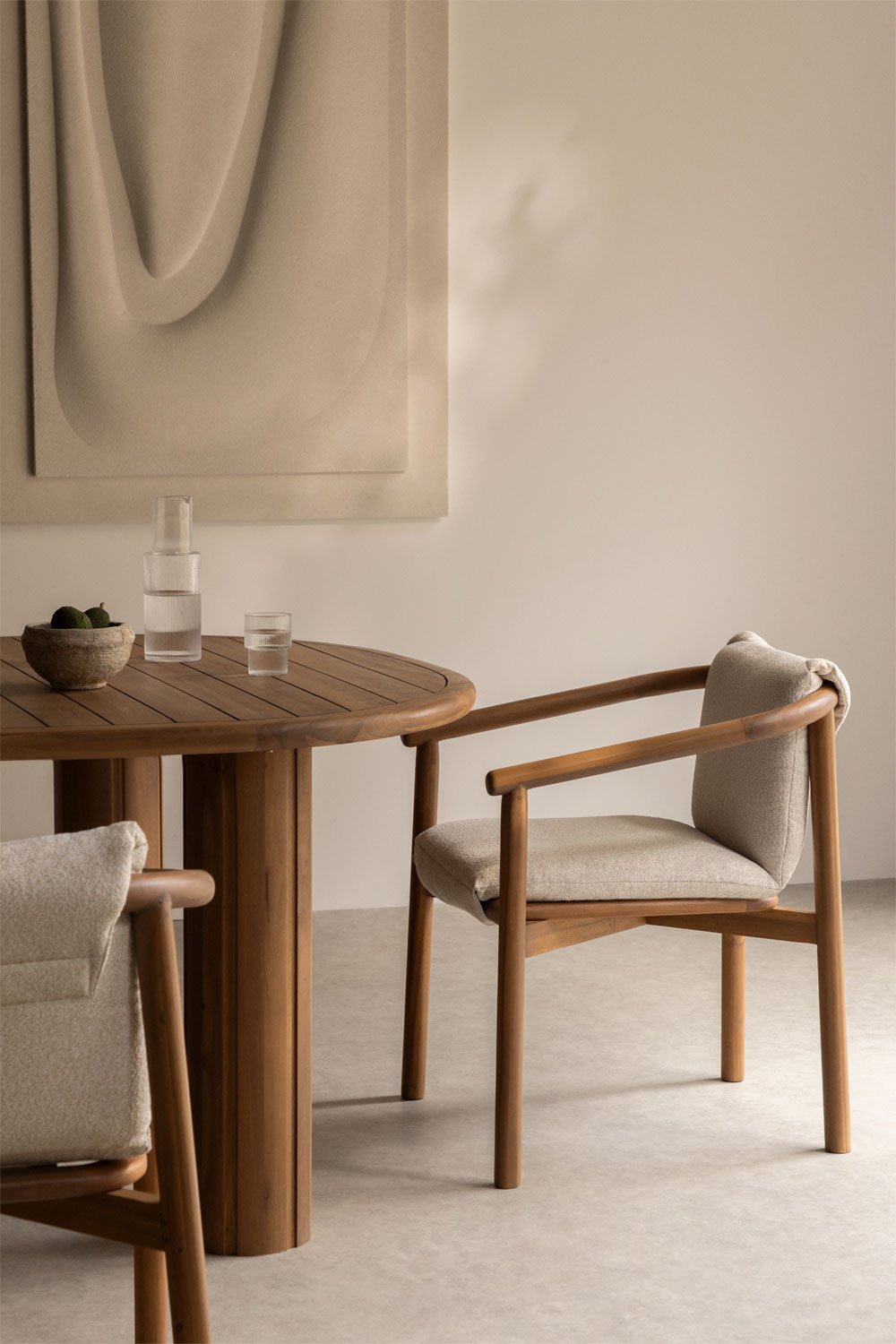 Sedia da pranzo Elmina in legno di acacia con braccioli