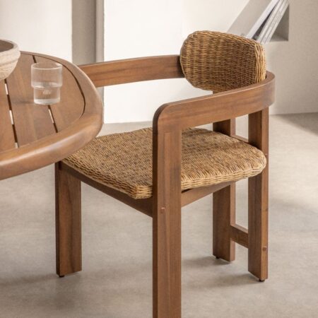 Sedia da pranzo Ginara in legno di acacia e rattan sintetico con braccioli
