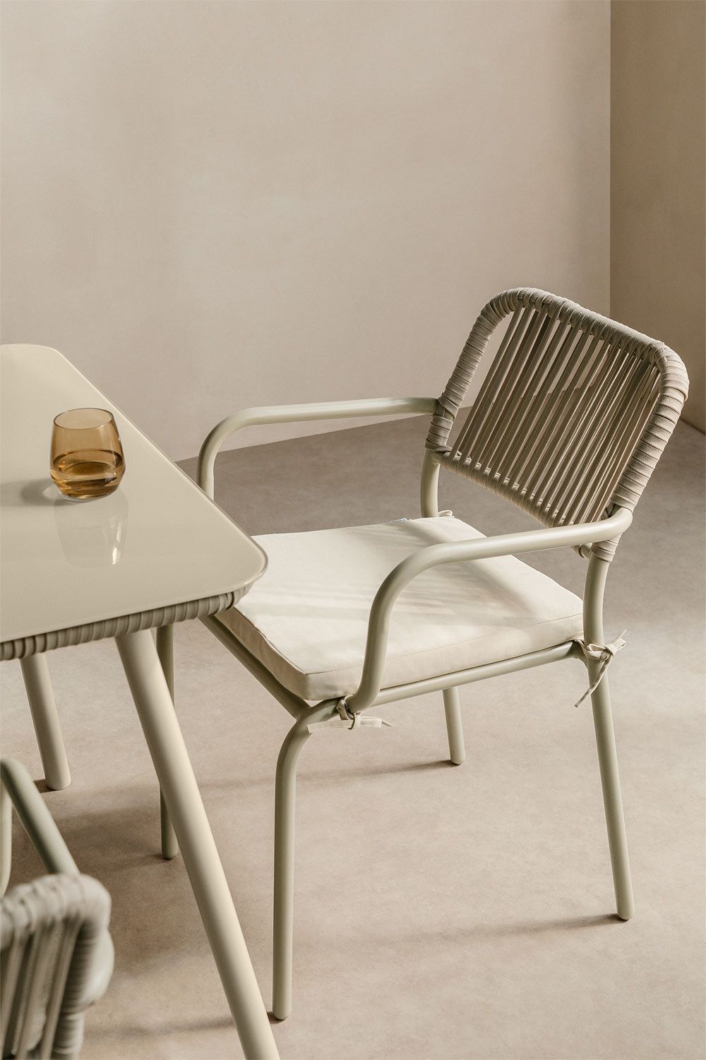 Sedia da pranzo impilabile con braccioli in alluminio e corda intrecciata Arhiza
