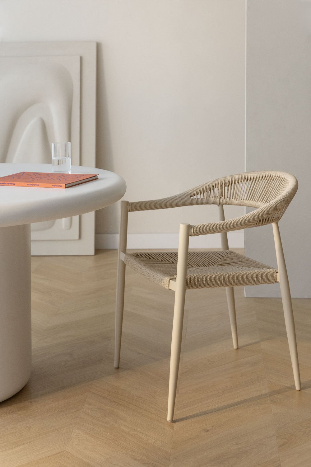 Sedia da pranzo impilabile con braccioli in alluminio e rattan sintetico Amatria