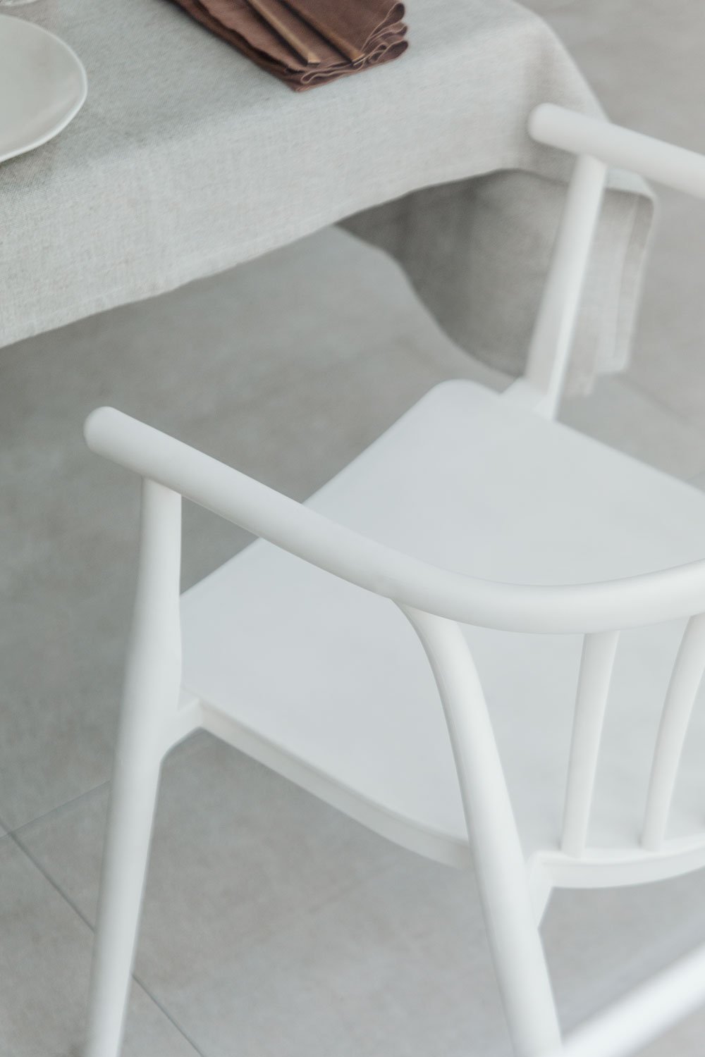 Sedia da pranzo impilabile con braccioli Ivor